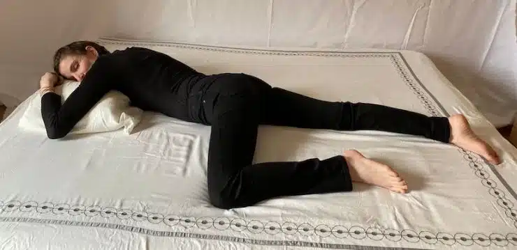 Femme dormant sur le ventre, illustrant les tensions sur la nuque et le dos