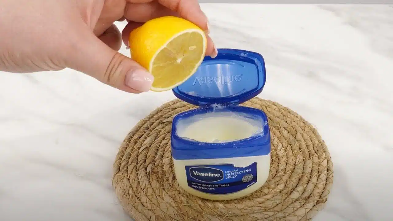 Soin des lèvres et coudes avec vaseline et citron