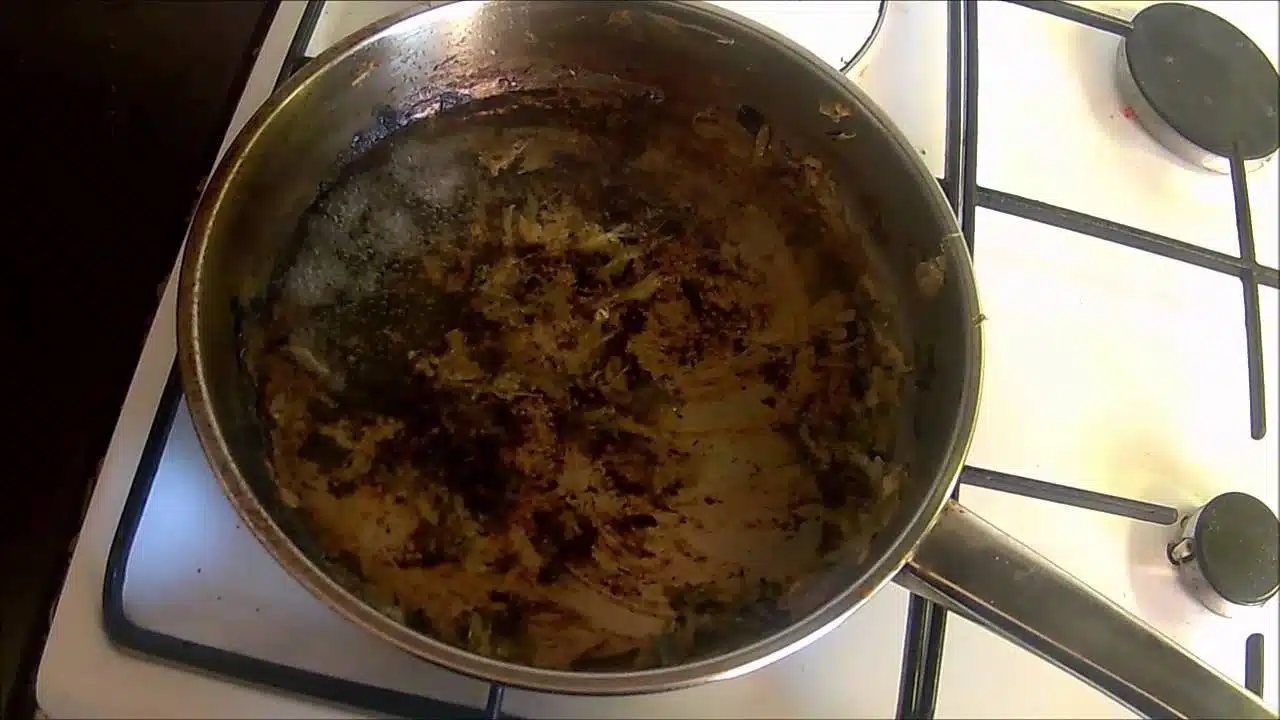 Poêle encrassée après cuisson
