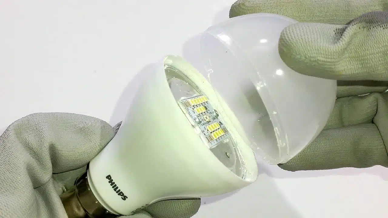 Démontage d'une ampoule LED étape par étape