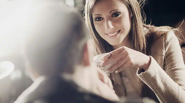 Femme écoutant attentivement avec un sourire