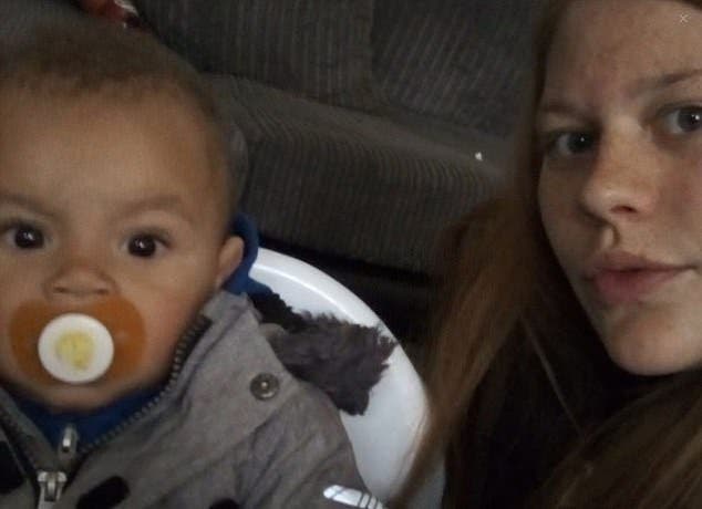 Une mère est inconsolable après que son bébé ait été jeté d’un pont