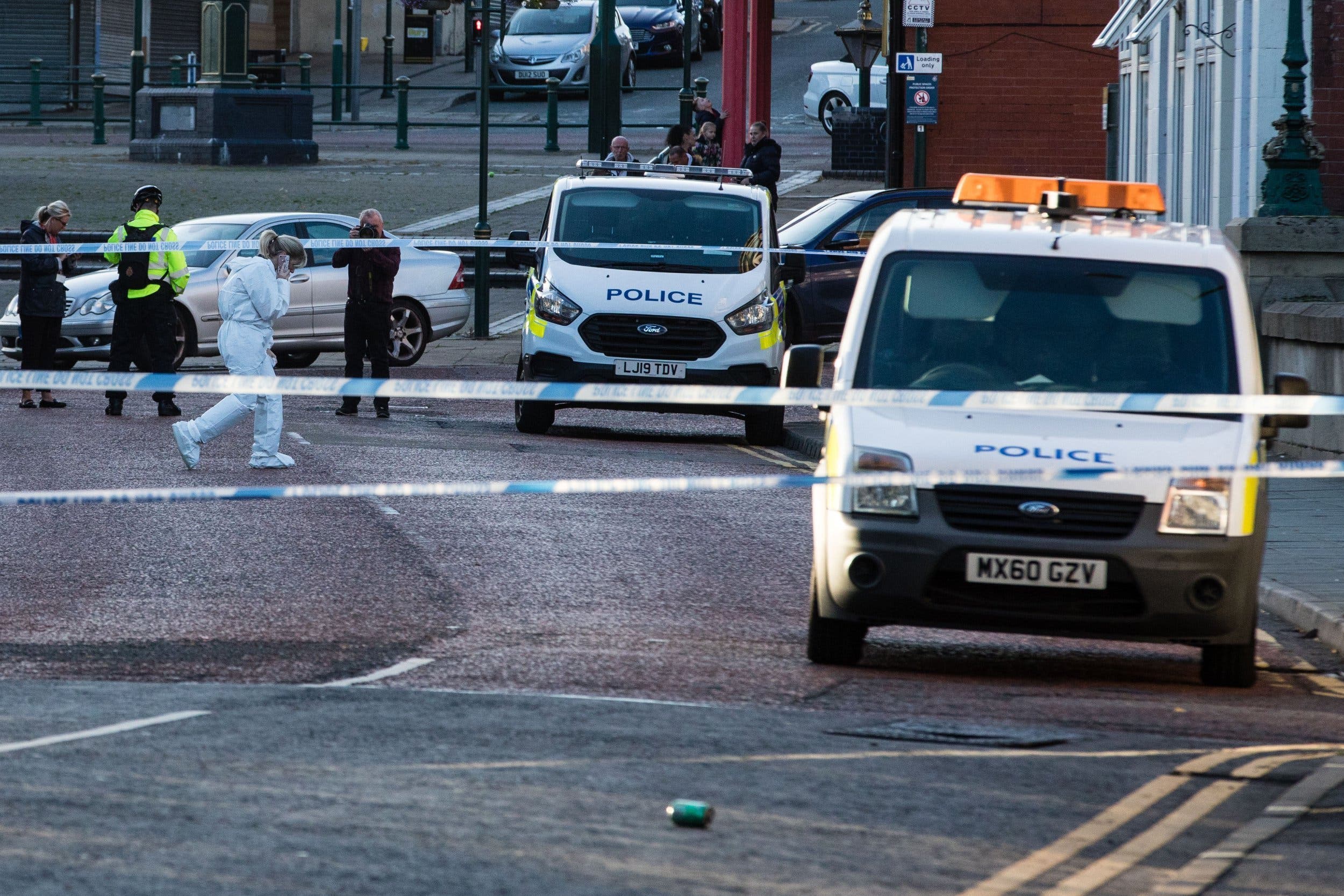 Une mère est inconsolable après que son bébé ait été jeté d’un pont
