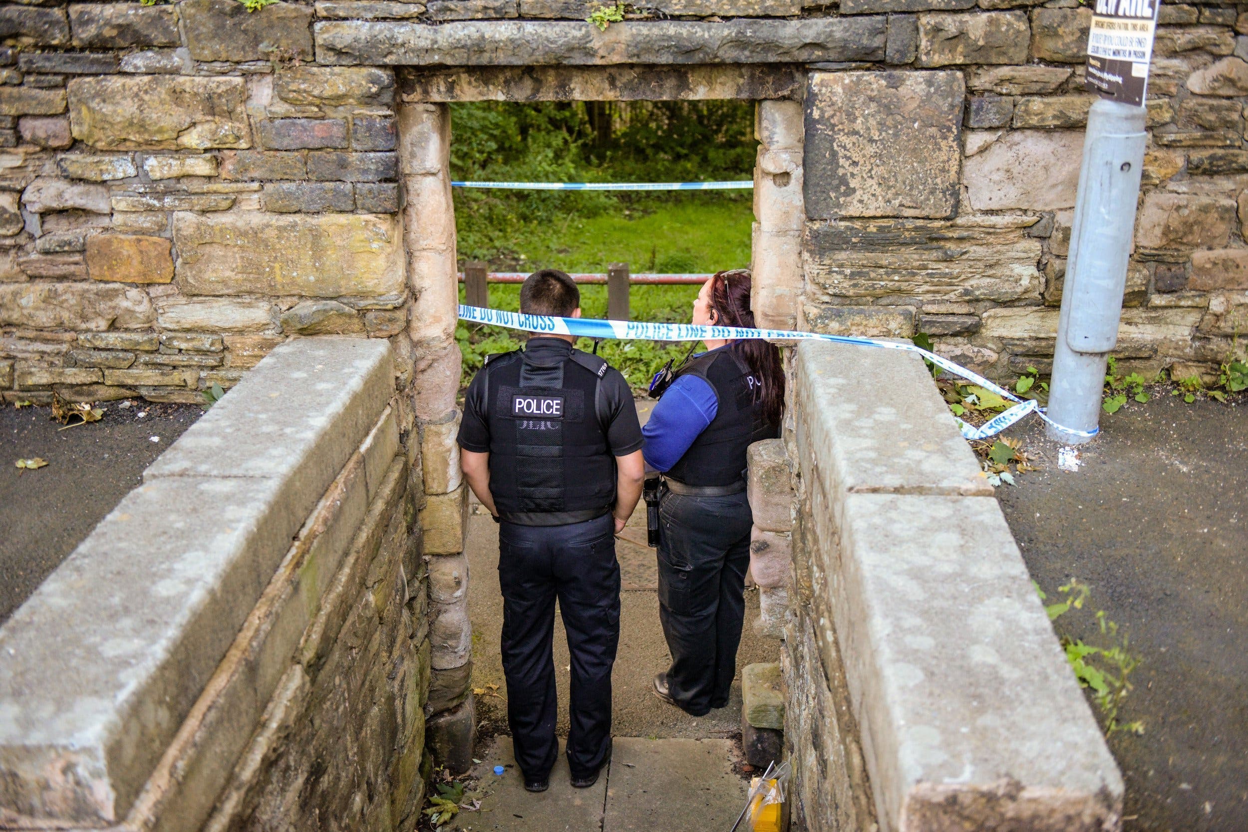 Une mère est inconsolable après que son bébé ait été jeté d’un pont