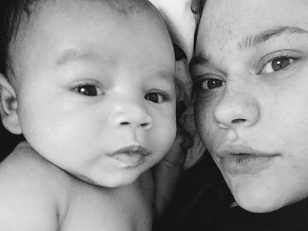 Une mère est inconsolable après que son bébé ait été jeté d’un pont