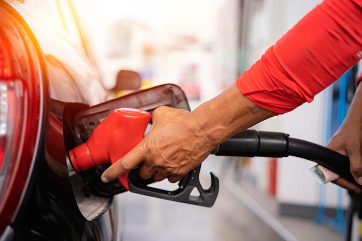 Mettre du gasoil dans la voiture – source : spm