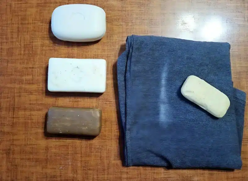 Boule de lavage maison dans une bassine d'eau