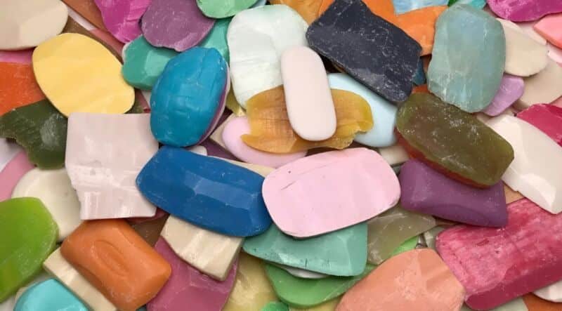 Sachet de restes de savon suspendu dans des toilettes