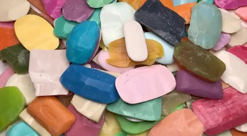 Sachet de restes de savon suspendu dans des toilettes