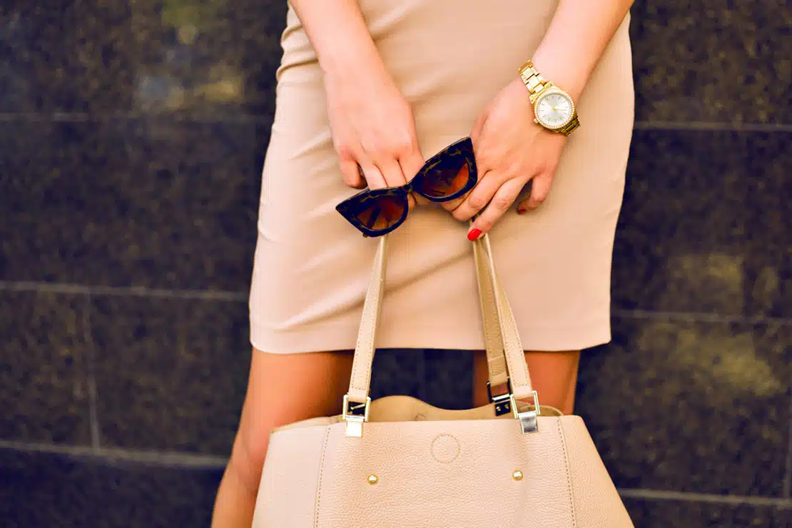 Femme souriante en mini-jupe et veste