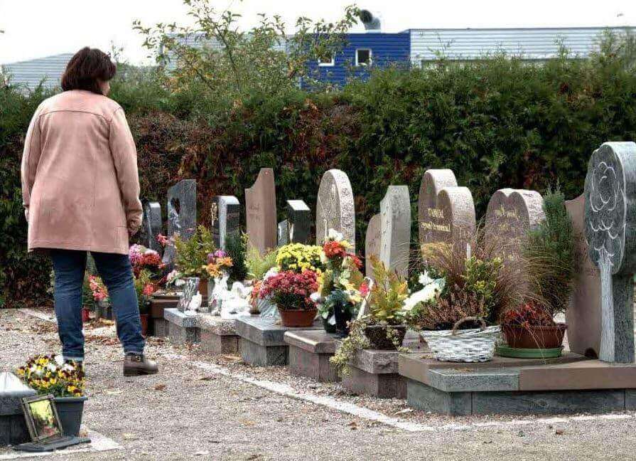 Allée de tombes dans un cimetière
