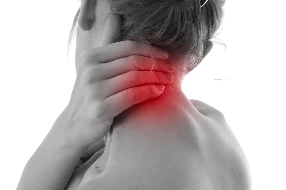 Personne se massant la nuque pour soulager des douleurs cervicales