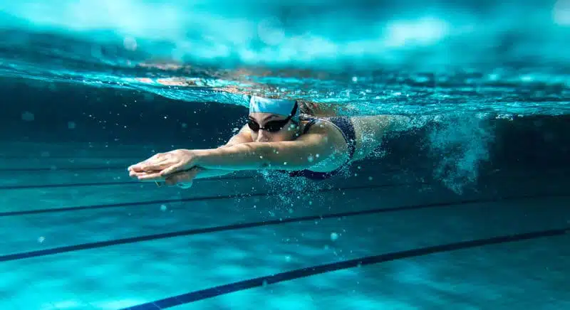 Personne pratiquant la natation