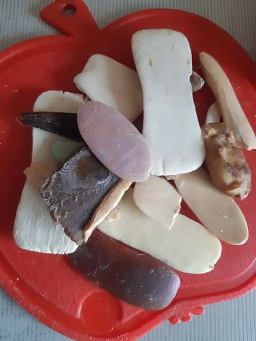 Morceaux de savon râpés près d'un vêtement blanc