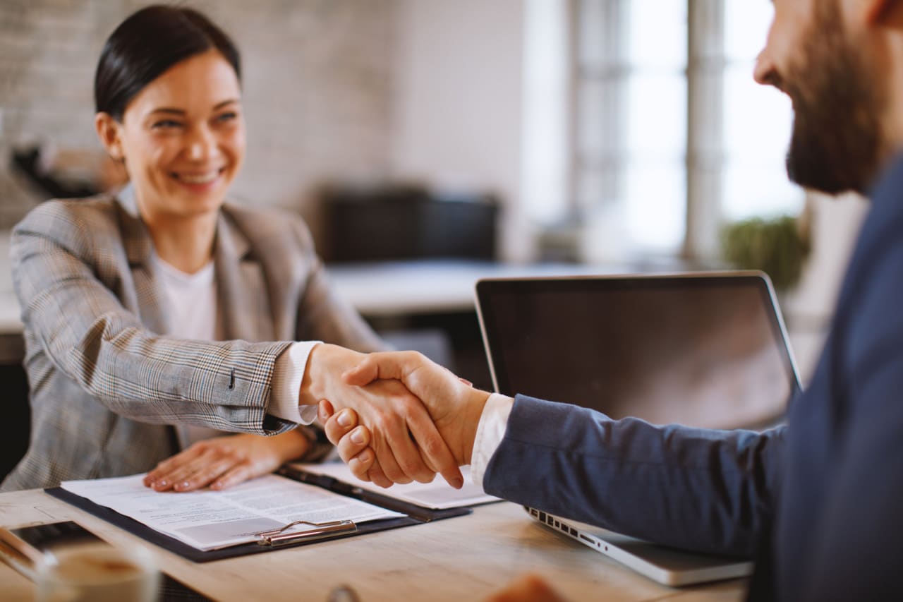 Professionnel en réunion de négociation