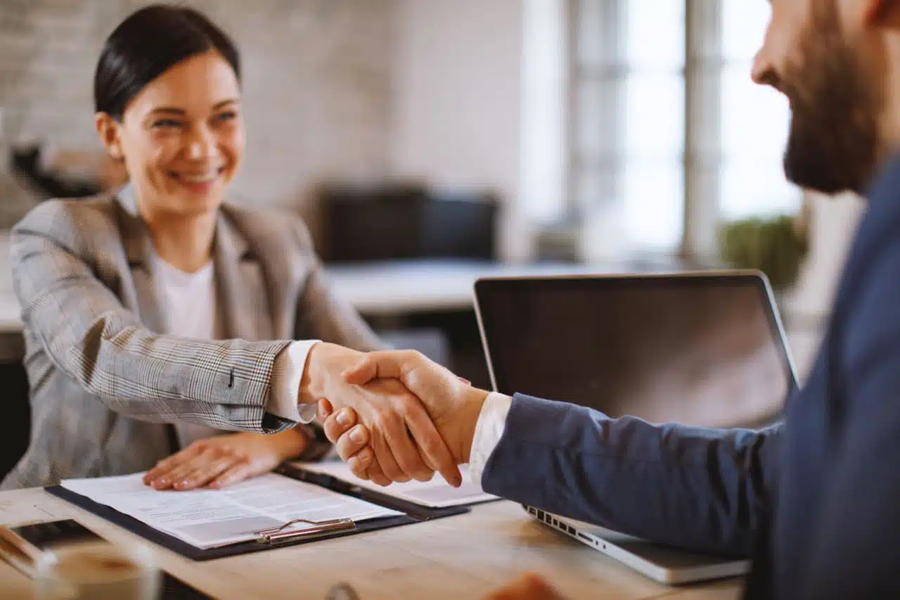 Professionnel en réunion de négociation