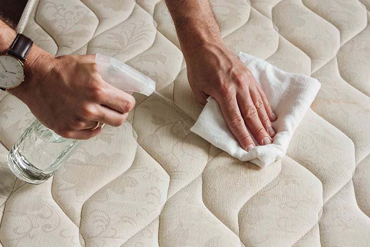 Nettoyer le matelas avec du vinaigre blanc - source : spm