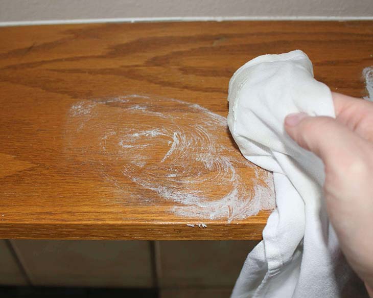 Nettoyer une tache sur le bois - source : spm