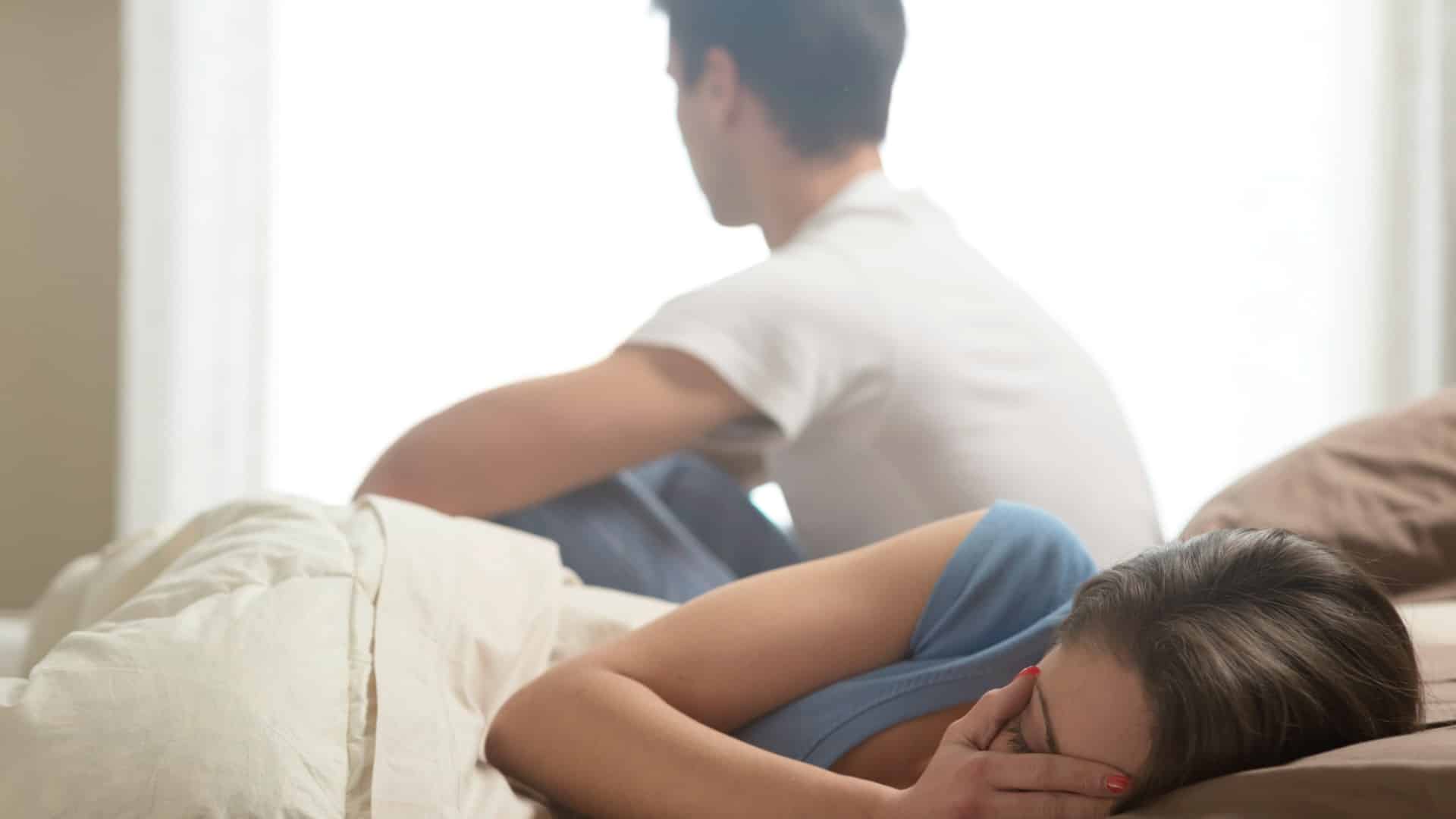 Homme semblant porter le poids d'un secret, illustration du mensonge