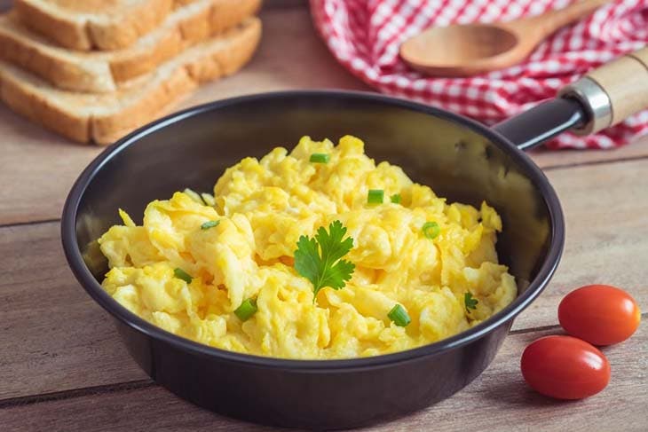 Une poêle d’œufs brouillés