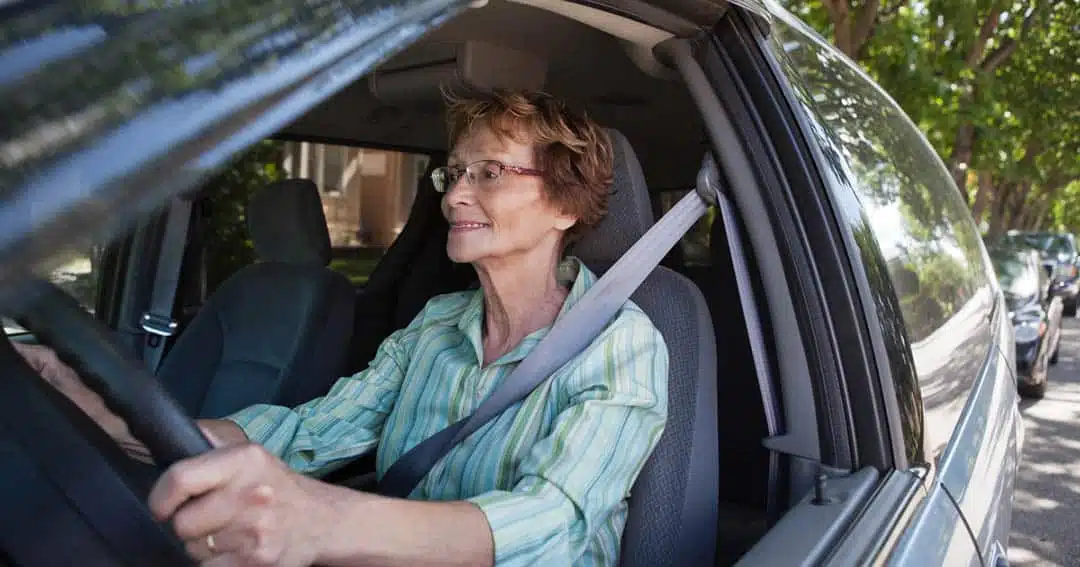 Couple de seniors conduisant une voiture