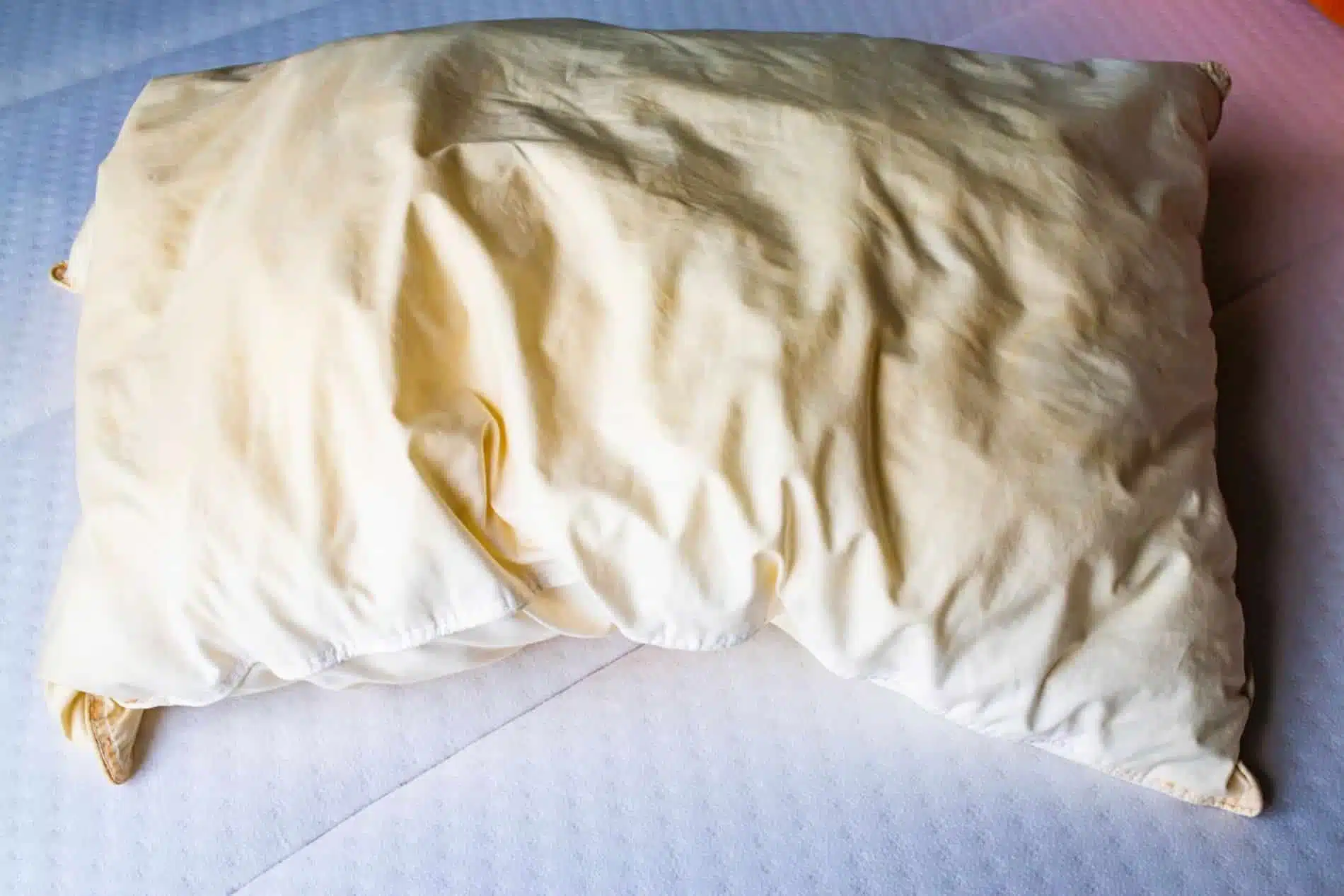 Oreiller blanc présentant des taches jaunâtres
