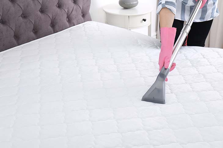 Passer l’aspirateur sur le matelas - source : spm