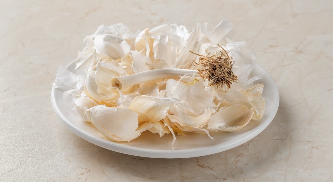 Pr&eacute;paration d'une infusion d'&eacute;pluchures d'ail dans une casserole