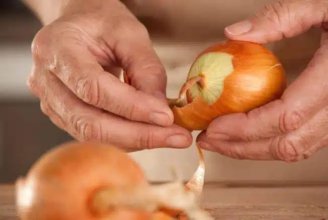 Zwiebelschalen als natürlicher Dünger