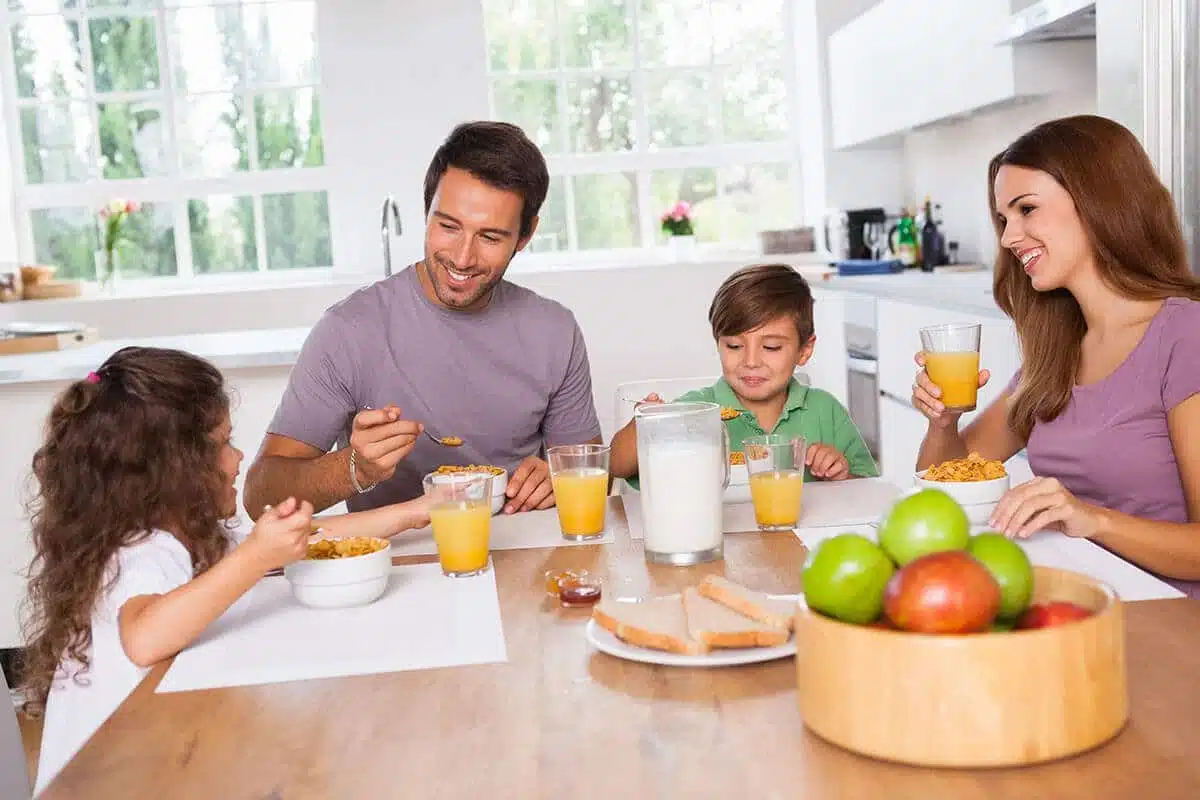 Famille partageant un petit-déjeuner convivial