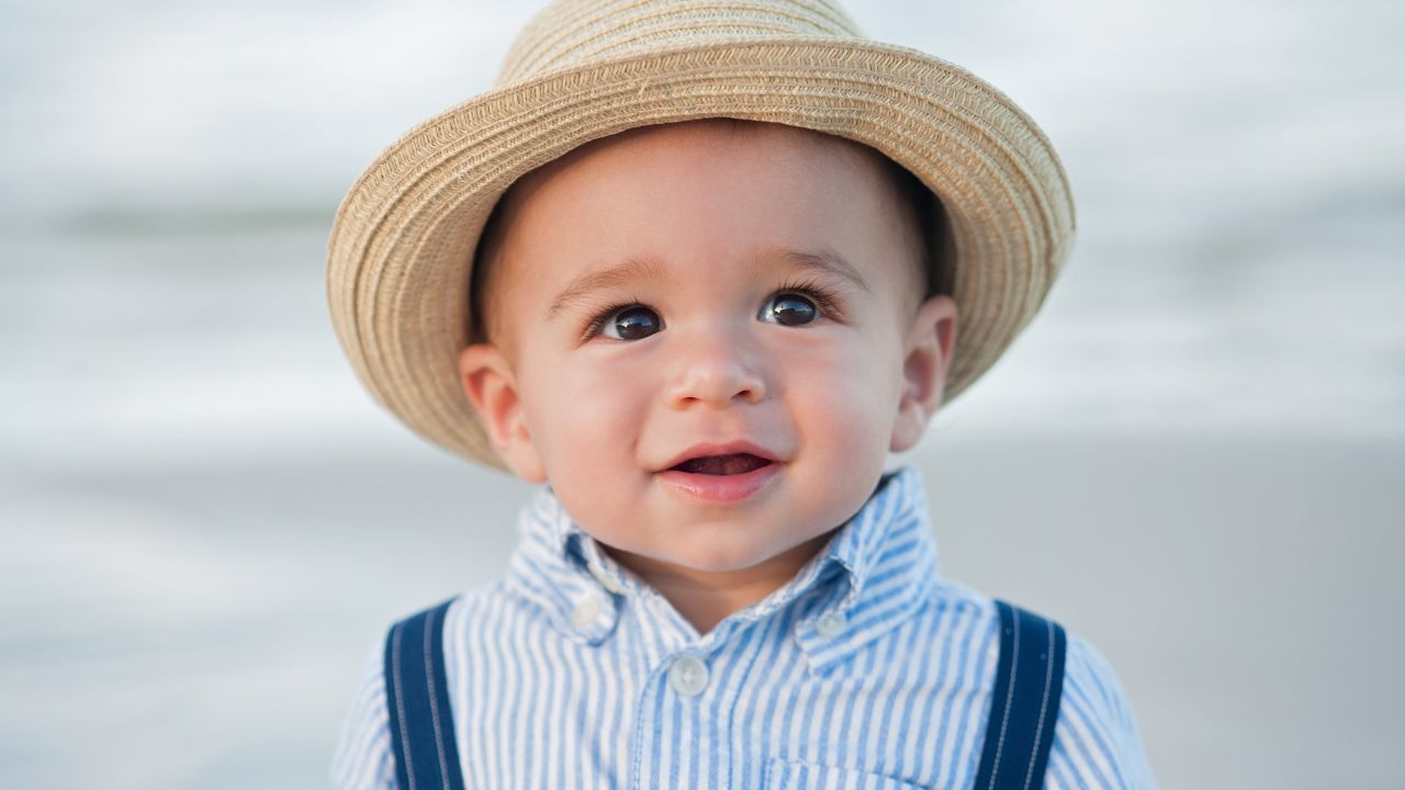 Petit gar&ccedil;on jouant