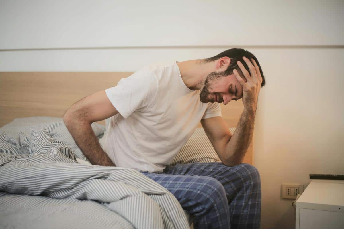 Personne se tenant le côté droit de l'abdomen