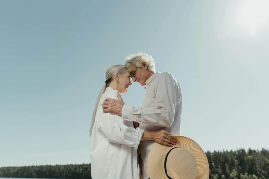Couple mature partageant un moment complice