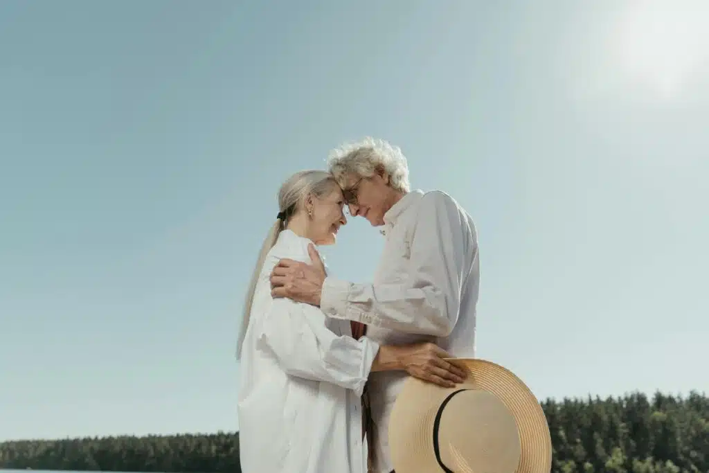 Couple mature partageant un moment complice