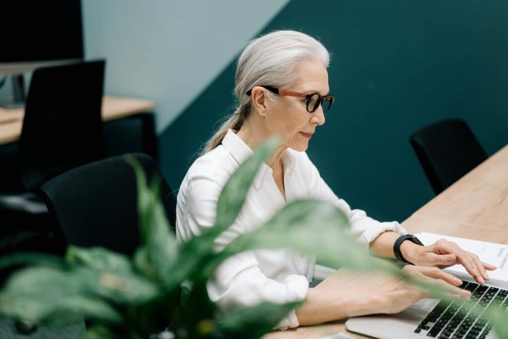 Couple consultant des documents financiers ensemble