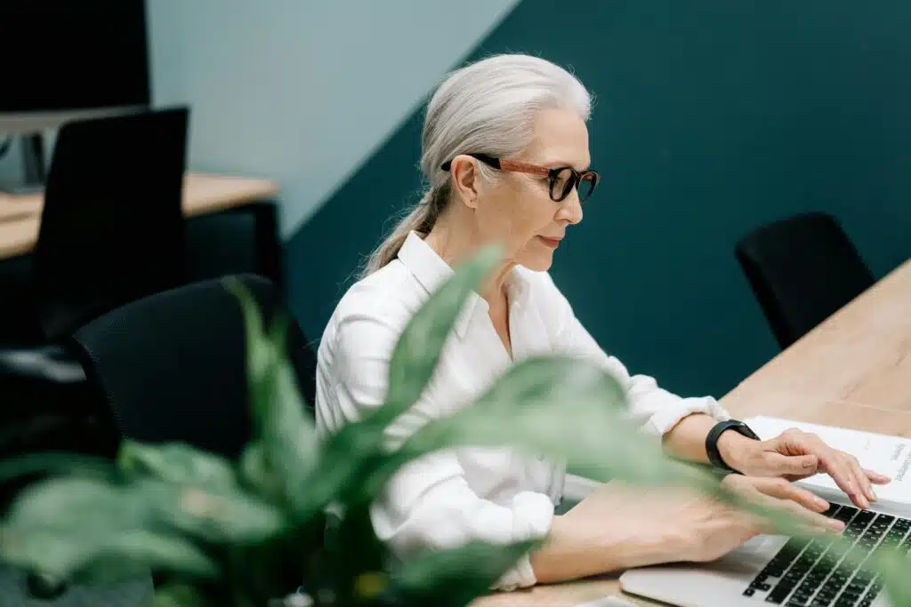 Couple consultant des documents financiers ensemble