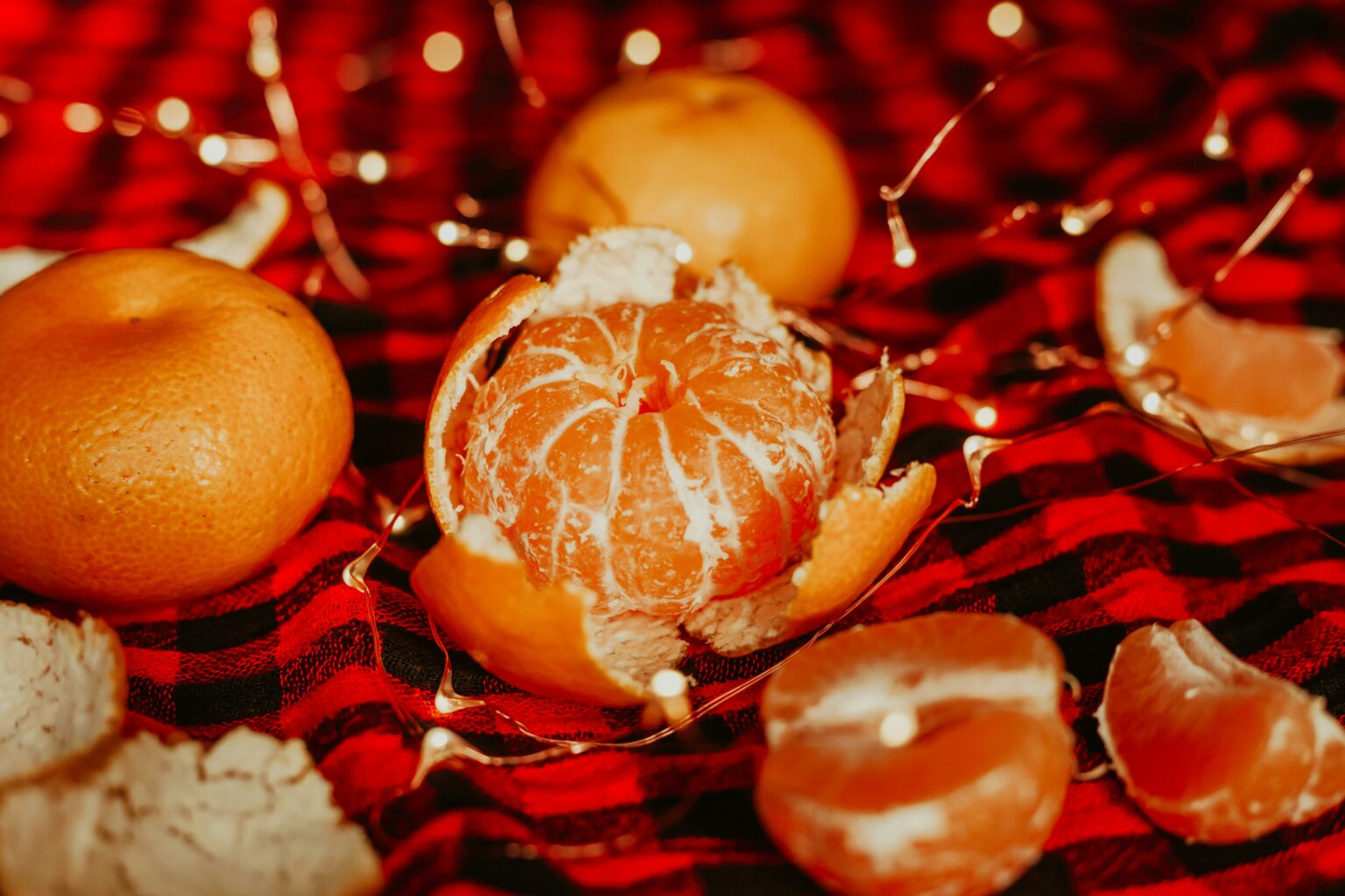 Écorces d'orange et de mandarine sur une table