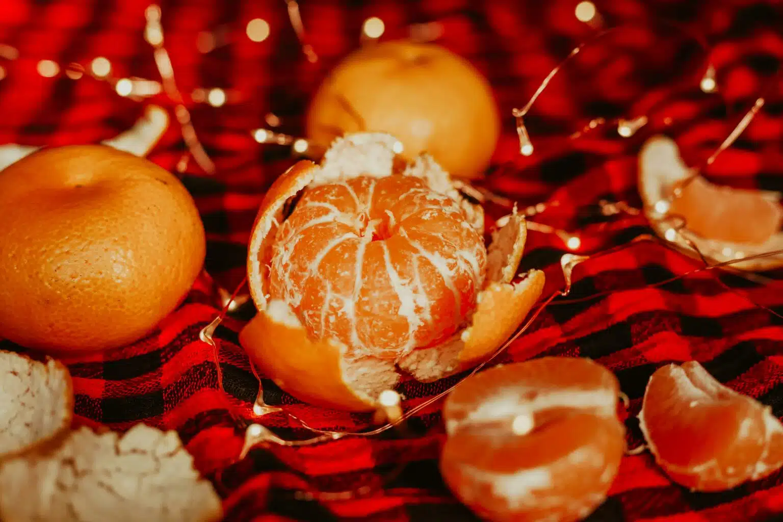 Écorces d'orange et de mandarine sur une table