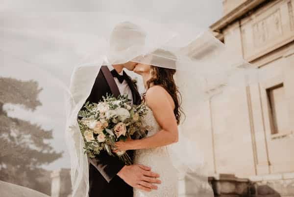 Couple heureux se tenant la main