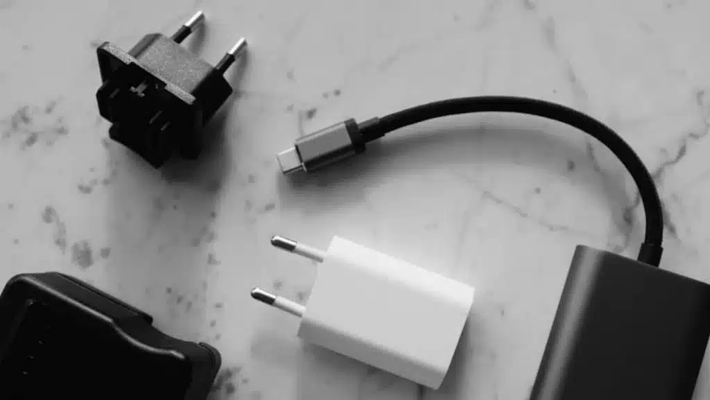 Chargeur de smartphone branché sans téléphone