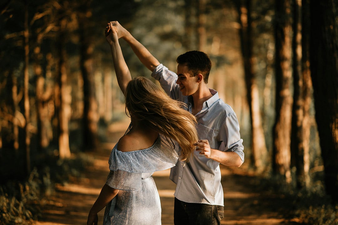 Couple discutant sérieusement