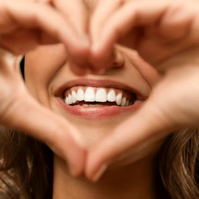 Femme souriante avec dents blanches