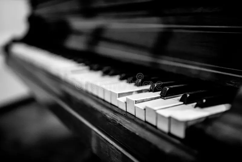 Vieux piano vintage aux touches usées par le temps