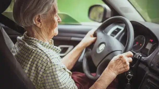 Accident impliquant une personne âgée au volant