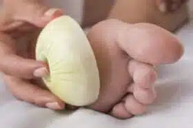 Schéma explicatif des bienfaits de l'oignon sur les pieds