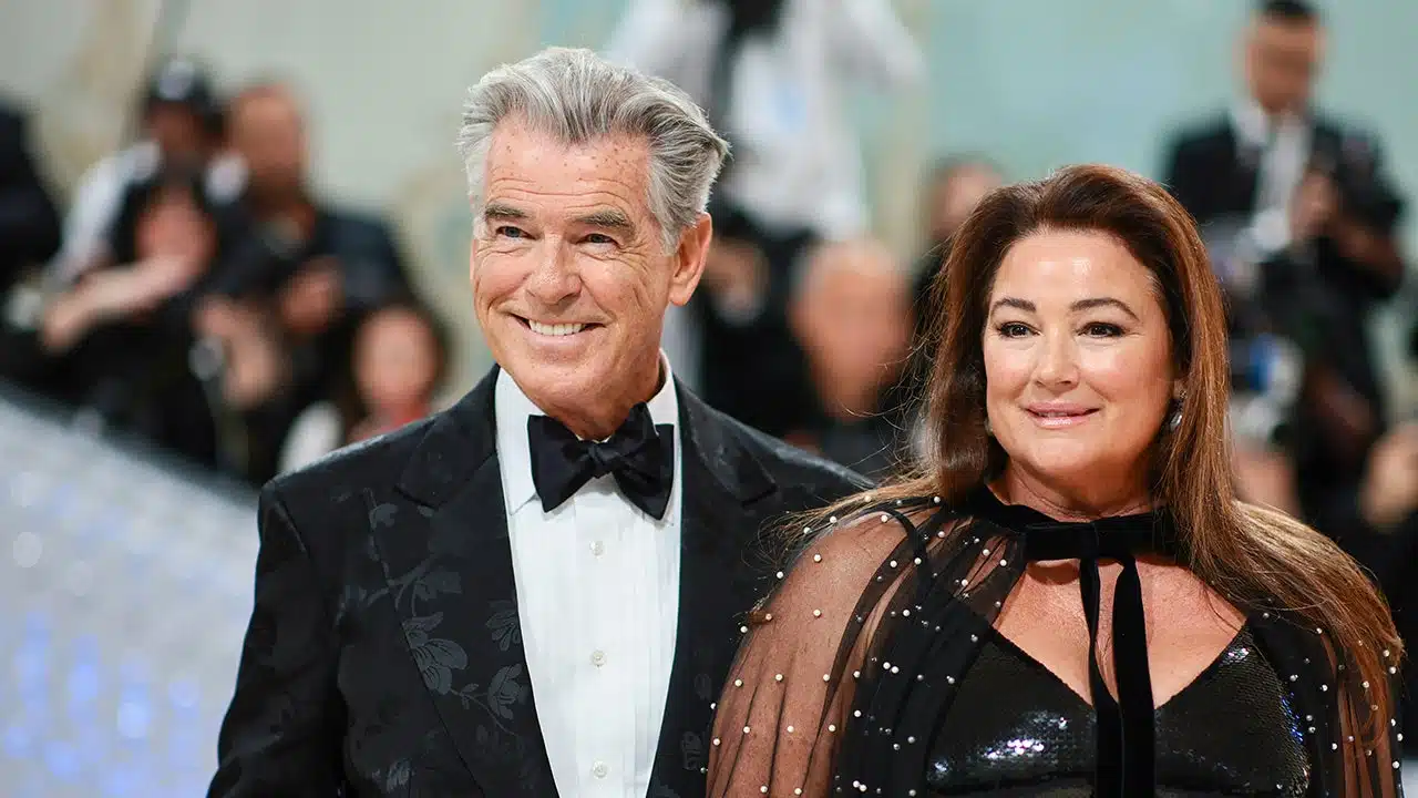 Couple Pierce Brosnan Keeley Shaye Smith main dans la main