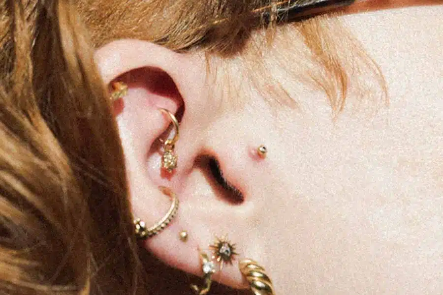 Détail d'un piercing de tragus avec bijou argenté