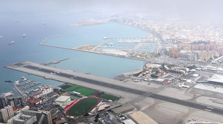 Route traversant la piste de Gibraltar