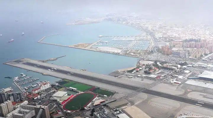 Route traversant la piste de Gibraltar
