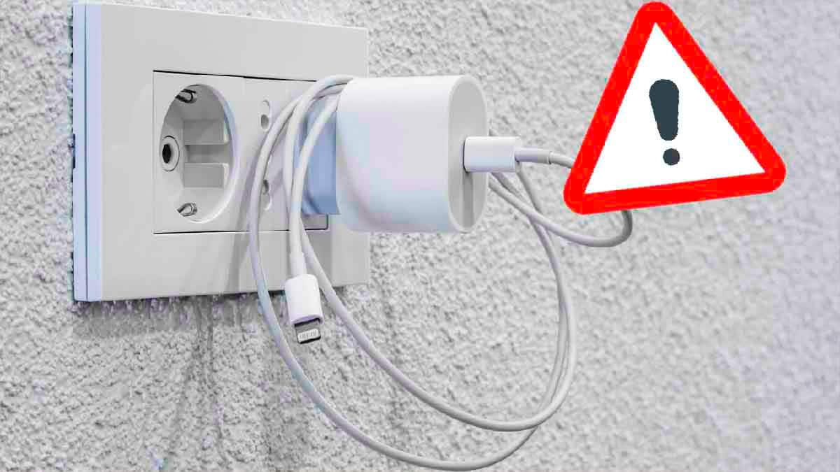 Chargeur branch&eacute; dans une prise murale